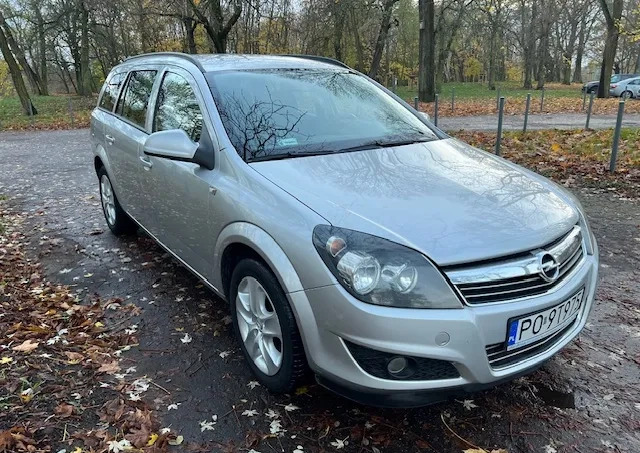 Opel Astra cena 11900 przebieg: 297000, rok produkcji 2012 z Poznań małe 254